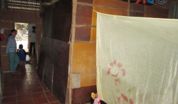 Chồng phát hiện vợ chết trong tư thế treo cổ ở nhà tắm